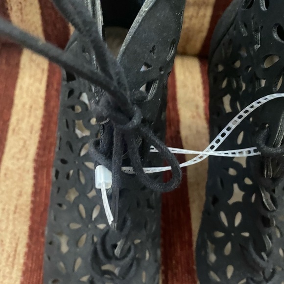 NWT Madeline Stuart heels with flower design. Open toe with zipper in back. 8 - Picture 7 of 10